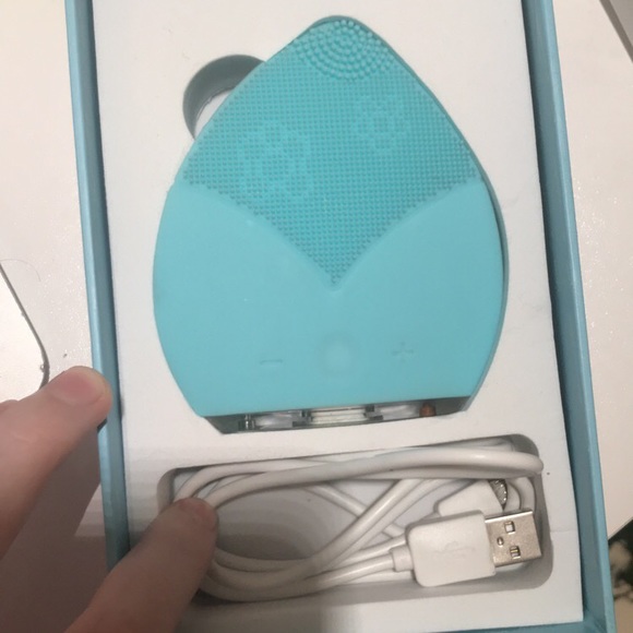 Swiss Ultimate Labs Facial Cleansing Brush - Picture 6 of 7